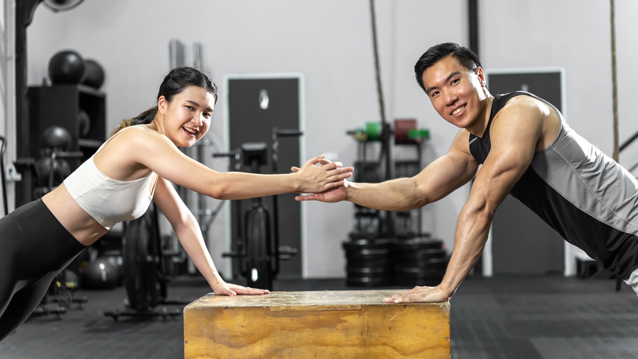 Asian men and women Have a strong body, good health, love to exe