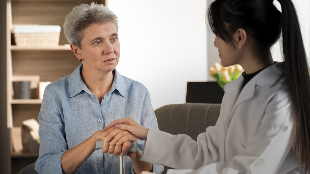 nurse-managing-an-elderly-persons-dementia-with-behavioral-disturbance